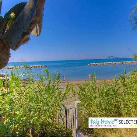 Large Garden With Private Access - Villa Formia